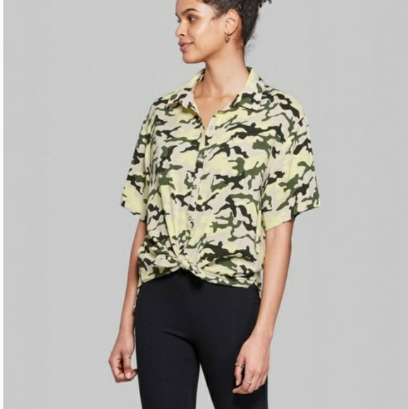 *NEW! CAMOUFLAGE BUTTON DOWN HIGH LOW COLLARED SHORT SLEEVE TOP SIZE XS - Picture 2 of 10